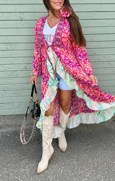 Cerise paisleymönstrad kimono i viskos och siden med ljusgrön volang och knyte framtill. Elegant boho chic-kimono från Love Forever.