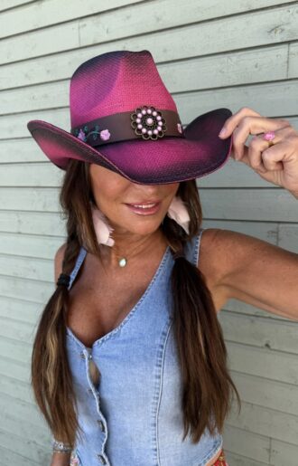 Cerise cowboyhatt med broderade detaljer.