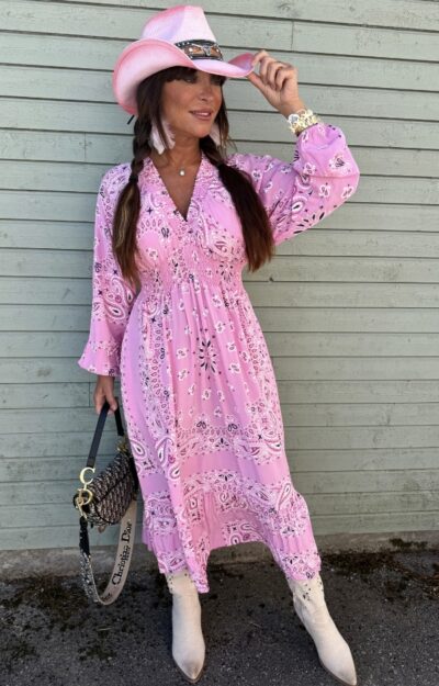 Klänning i 100% viskos med scarfprint i bandanamönster, smock under byst, fickor i sidorna och feminin boho chic-passform.