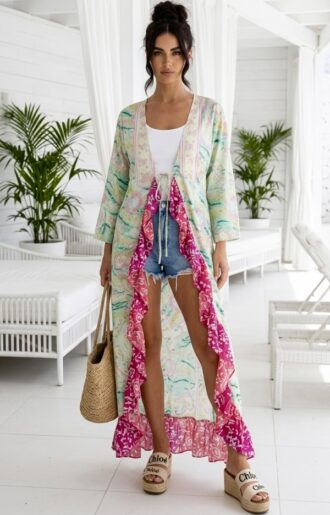 Grön paisleymönstrad kimono i viskos och siden med ljusgrön volang och knyte framtill. Elegant boho chic-kimono från Love Forever.