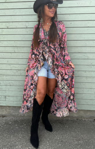 svart paisleymönstrad kimono i viskos och siden med ljusgrön volang och knyte framtill. Elegant boho chic-kimono från Love Forever.
