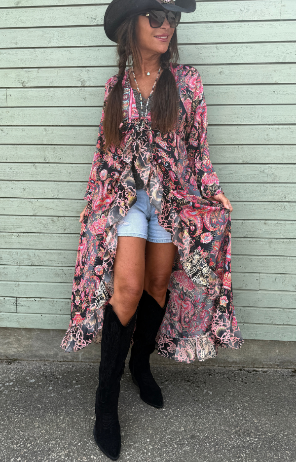 svart paisleymönstrad kimono i viskos och siden med ljusgrön volang och knyte framtill. Elegant boho chic-kimono från Love Forever.