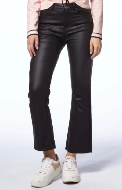 Svarta coated jeans för dam med stretch, croppad längd och exklusiv fuskskinnskänsla i svart.