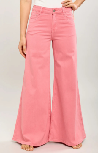 Vida coralfärgade jeans från Toxik med mjuk stretch och bekväm passform. Trendiga damjeans som passar till boho-toppar, blusar och sneakers.