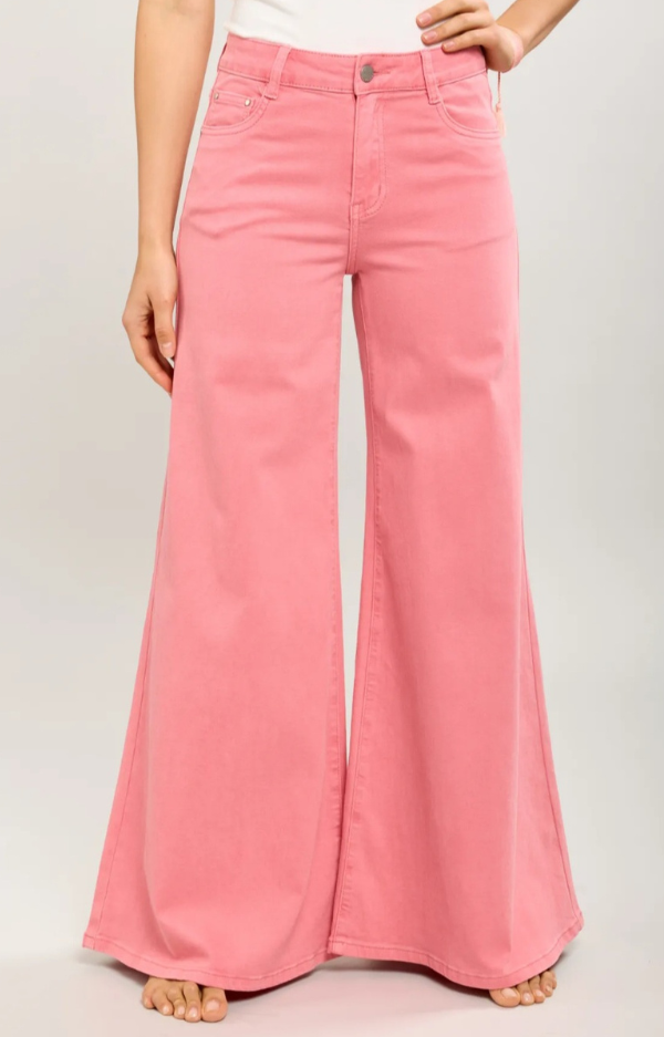 Vida coralfärgade jeans från Toxik med mjuk stretch och bekväm passform. Trendiga damjeans som passar till boho-toppar, blusar och sneakers.