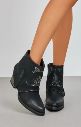 Svarta cowboyboots med lågt nedvikt skaft, glittriga detaljer och bekväm 7 cm klack i boho western-stil från Love Forever.