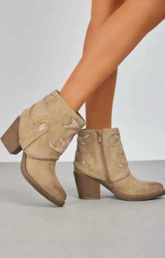 Taupe cowboyboots med lågt nedvikt skaft, glittriga detaljer och 7 cm klack i boho western-stil från Love Forever.