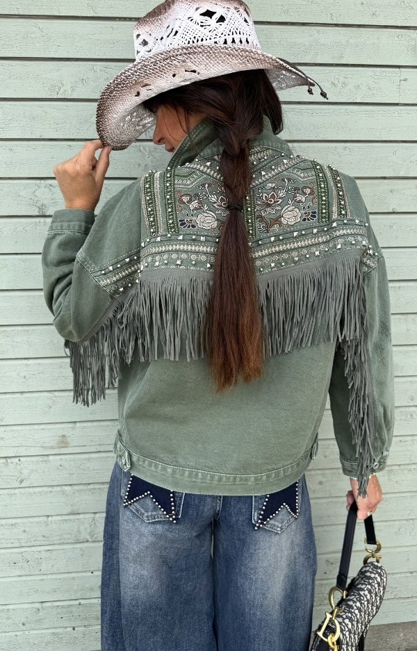 Bohemisk jeansjacka med fransar, broderier, nitar och slitningar i lätt oversize modell från Love Forever.