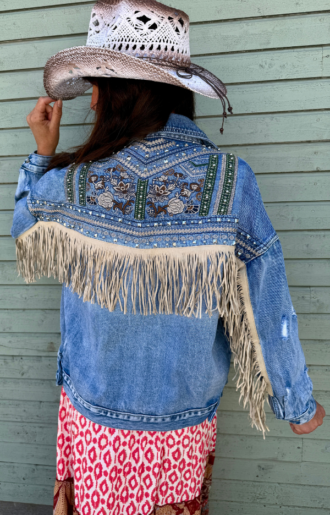 Bohemisk jeansjacka med fransar, broderier, nitar och slitningar i lätt oversize modell från Love Forever.