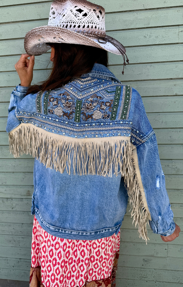 Bohemisk jeansjacka med fransar, broderier, nitar och slitningar i lätt oversize modell från Love Forever.