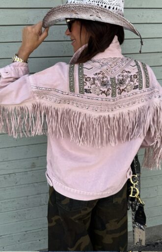 Bohemisk jeansjacka med fransar, broderier, nitar och slitningar i lätt oversize modell från Love Forever.