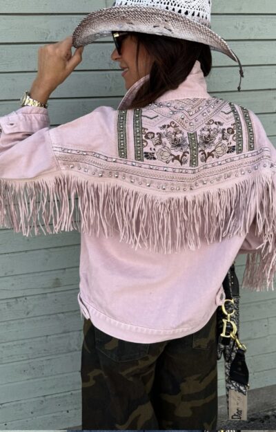 Bohemisk jeansjacka med fransar, broderier, nitar och slitningar i lätt oversize modell från Love Forever.