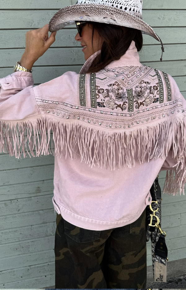 Bohemisk jeansjacka med fransar, broderier, nitar och slitningar i lätt oversize modell från Love Forever.