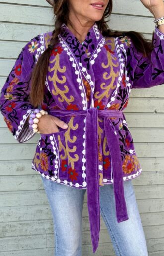 Handgjord lila Suzani-jacka i 100% bomullssammet med unika handbroderier och bomullsfoder från Love Forever.