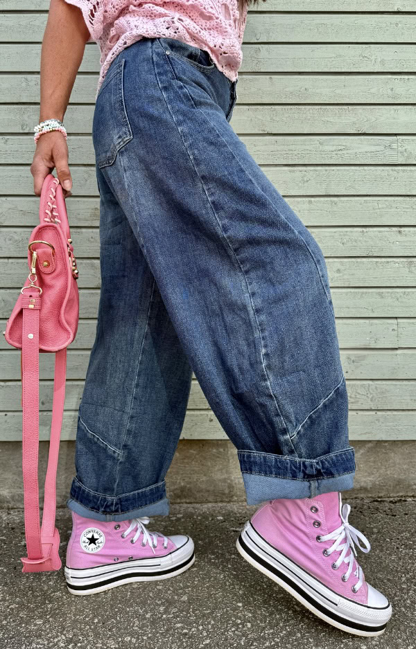 Trendy barrel jeans with a lot of width and comfortable stretch.