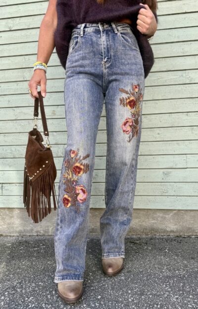 Blågrå jeans med rett passform, høyt liv og vakre blomsterbroderier på begge ben. Stretchy damejeans fra Love Forever med feminin western-inspirert stil.