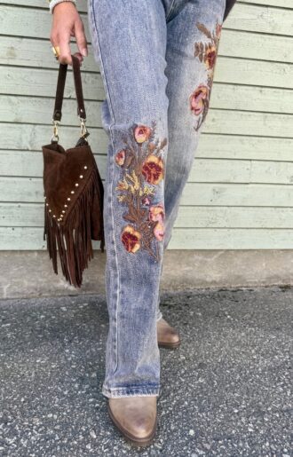En annan syn på Flora Flower Jeans - broderade, raka jeans med stretch och högre midja