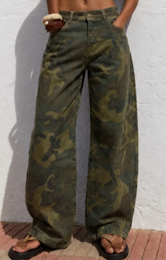 Trendiga barreljeans för dam med camoprint och modern barrel-passform från Love Forever.