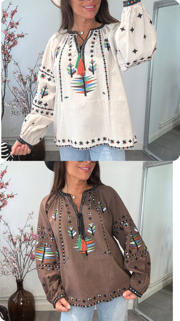 Bohemisk blus i 100% bomull med indianinspirerade broderier och knytning i halsen från Love Forever, finns i offwhite och chocolate.
