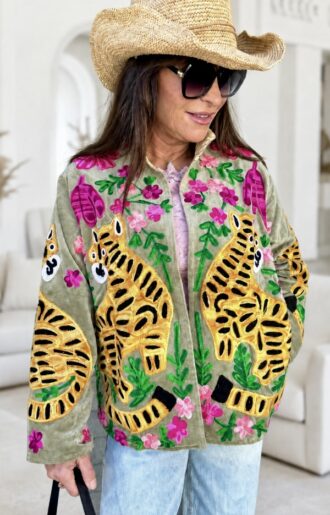 Armygrön Suzani-jacka i 100% bomull med färgstarka handgjorda leopard- och blombroderier från Love Forever