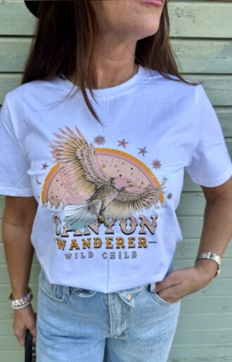 Canyon Eagle T-shirt i 100% bomull med peachigt örntryck och glittrande dekorativa stenar från Love Forever