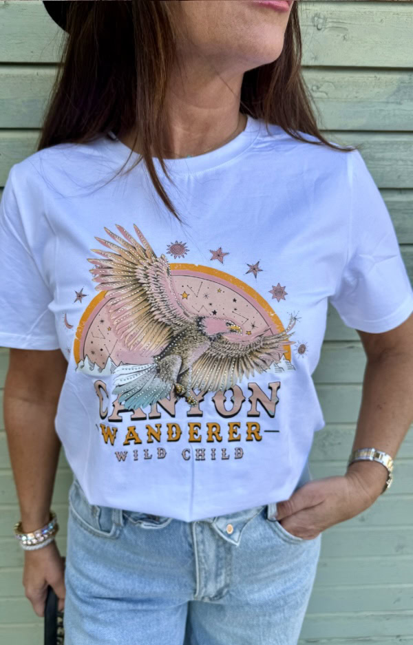 Canyon Eagle T-shirt i 100% bomull med peachigt örntryck och glittrande dekorativa stenar från Love Forever