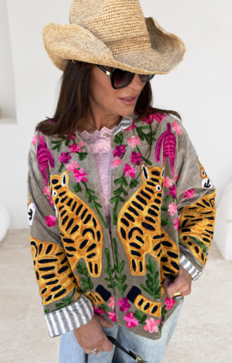 Taupe Suzani-jacka i 100% bomull med handgjorda färgstarka broderier av leoparder och blommor från Love Forever