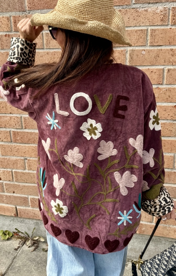 Vinröd Suzani jacka i bomull med färgstarka broderier, LOVE broderat på ryggen och leopardmönstrat foder – Love Forever