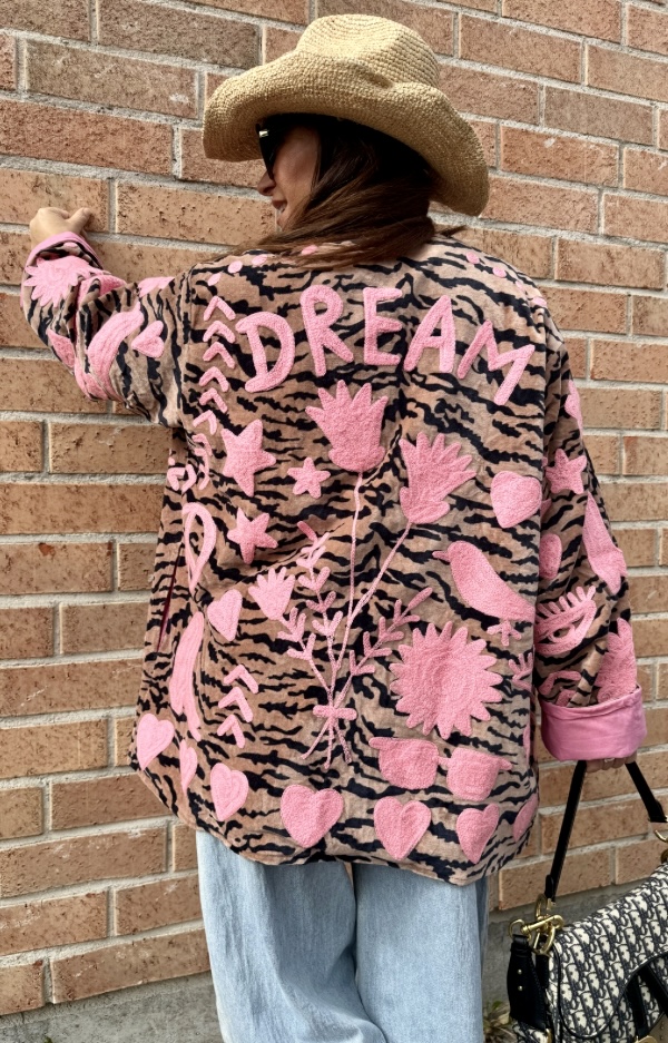 One of a Kind Suzani jacka i tigermönstrad bomullssammet med färgstarka handgjorda broderier, rosa foder och fickor – Love Forever