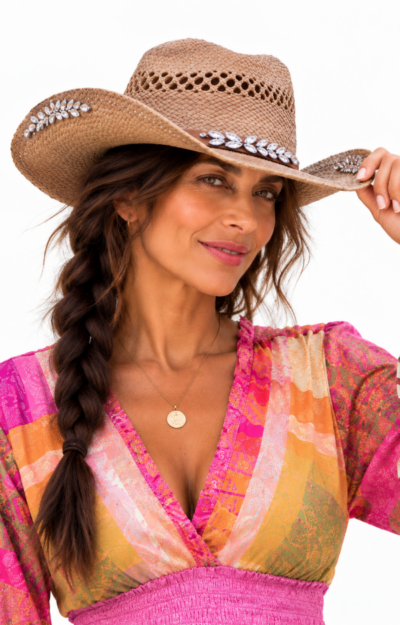 Naturfärgad cowboyhatt dam i 100% raffiastrå med strassdekorationer och hakrem i läder – Love Forever
