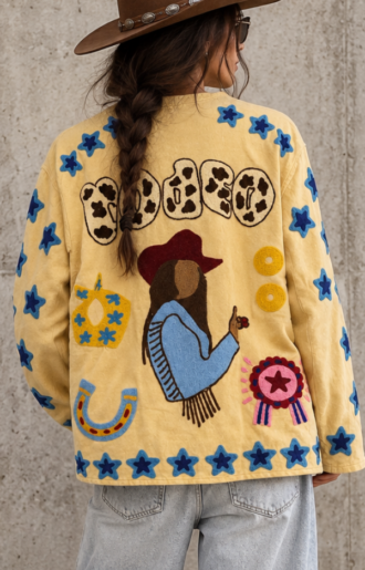 Pastellgul Suzani-jacka med broderad cowgirl, stjärnor, hästskor och leoprintat foder från Love Forever