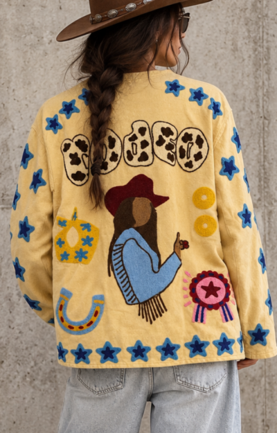 Pastellgul Suzani-jacka med broderad cowgirl, stjärnor, hästskor och leoprintat foder från Love Forever