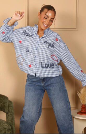 Blå och vitrutig western blus dam i bomull med LOVE AMOUR hjärtan och stjärnor från Love Forever