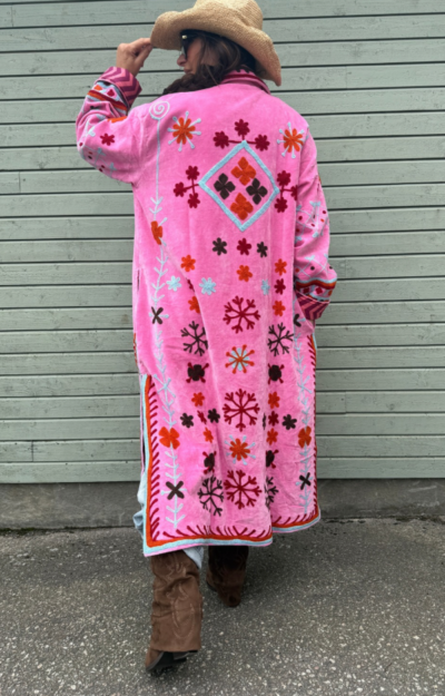 Handgjord lång Suzani-kappa i bomullssammet med etniska broderier, sidfickor och slitsar från Love Forever.