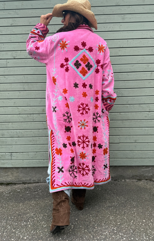 Handgjord lång Suzani-kappa i bomullssammet med etniska broderier, sidfickor och slitsar från Love Forever.