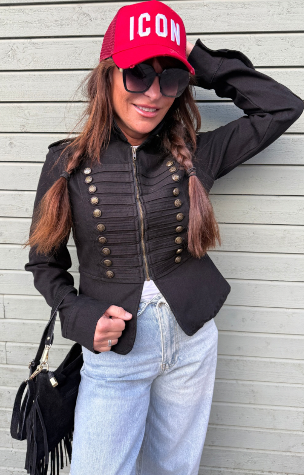 Svart stretchig jeansjacka för dam med peplum och Napoleon-inspirerad knäppning.