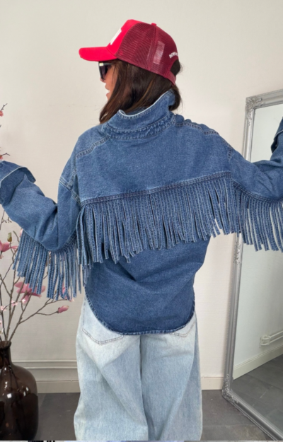 Blå oversized jeansjacka för dam med fransar baktill, bröstfickor och western cowgirl-look.