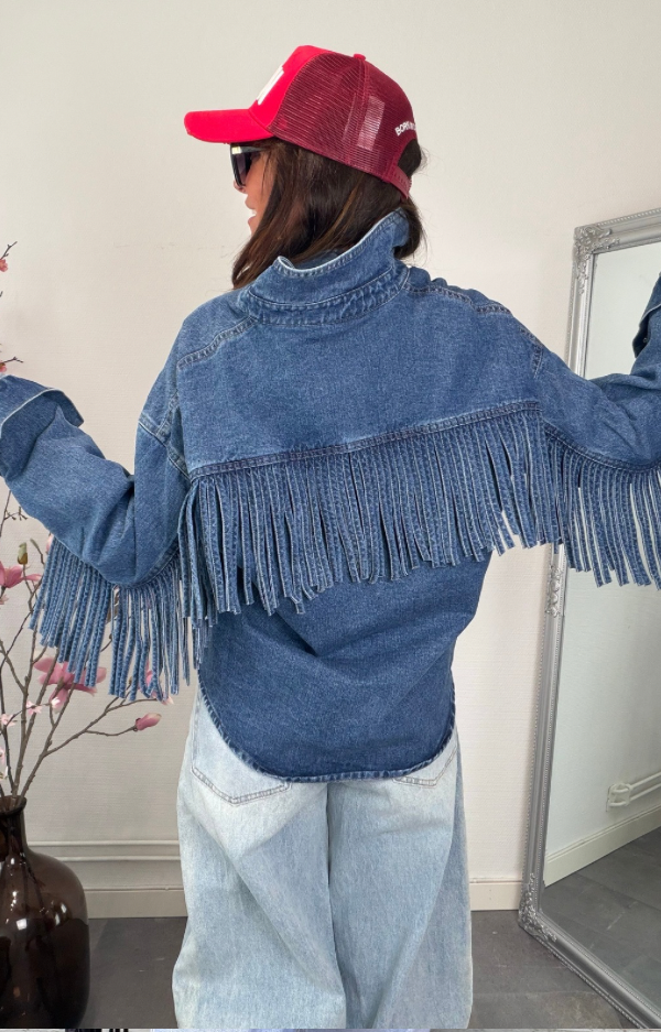 Blå oversized jeansjacka för dam med fransar baktill, bröstfickor och western cowgirl-look.