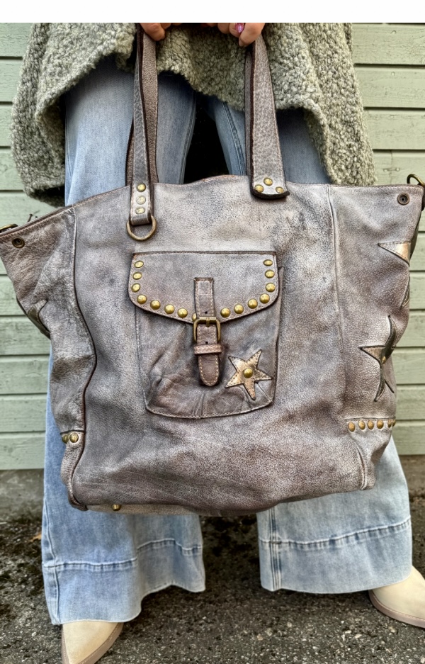 handgjord läderväska, made in Italy, vintagelook och coola nitdetaljer