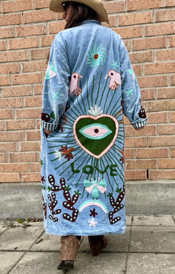 Dimmigt blå handgjord Suzani-kappa i bomullssammet med fåglar, hjärtan och LOVE-broderi på ryggen.
