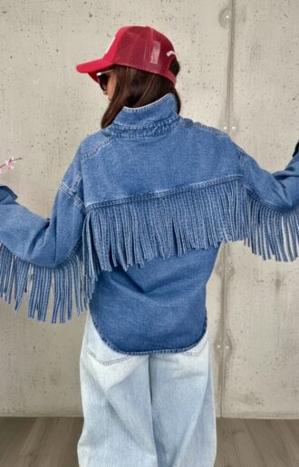 Blå oversized jeansjacka för dam med fransar baktill, bröstfickor och western cowgirl-look.
