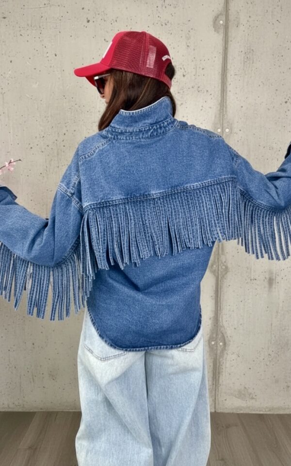 Blå oversized jeansjacka för dam med fransar baktill, bröstfickor och western cowgirl-look.