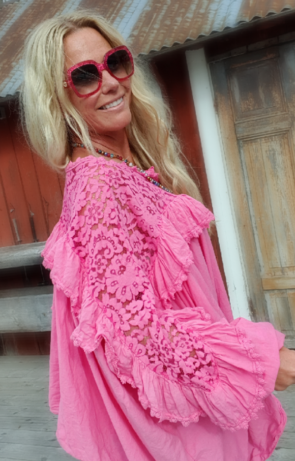 Terece Almering, grundare Love Forever, i rosa spetsblus