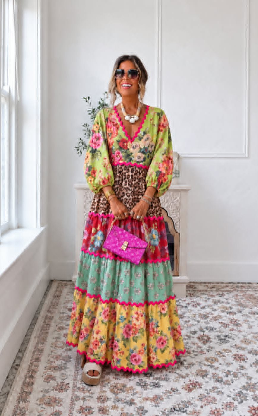 Kvinna i färgglad boho-maxiklänning från Love Forever