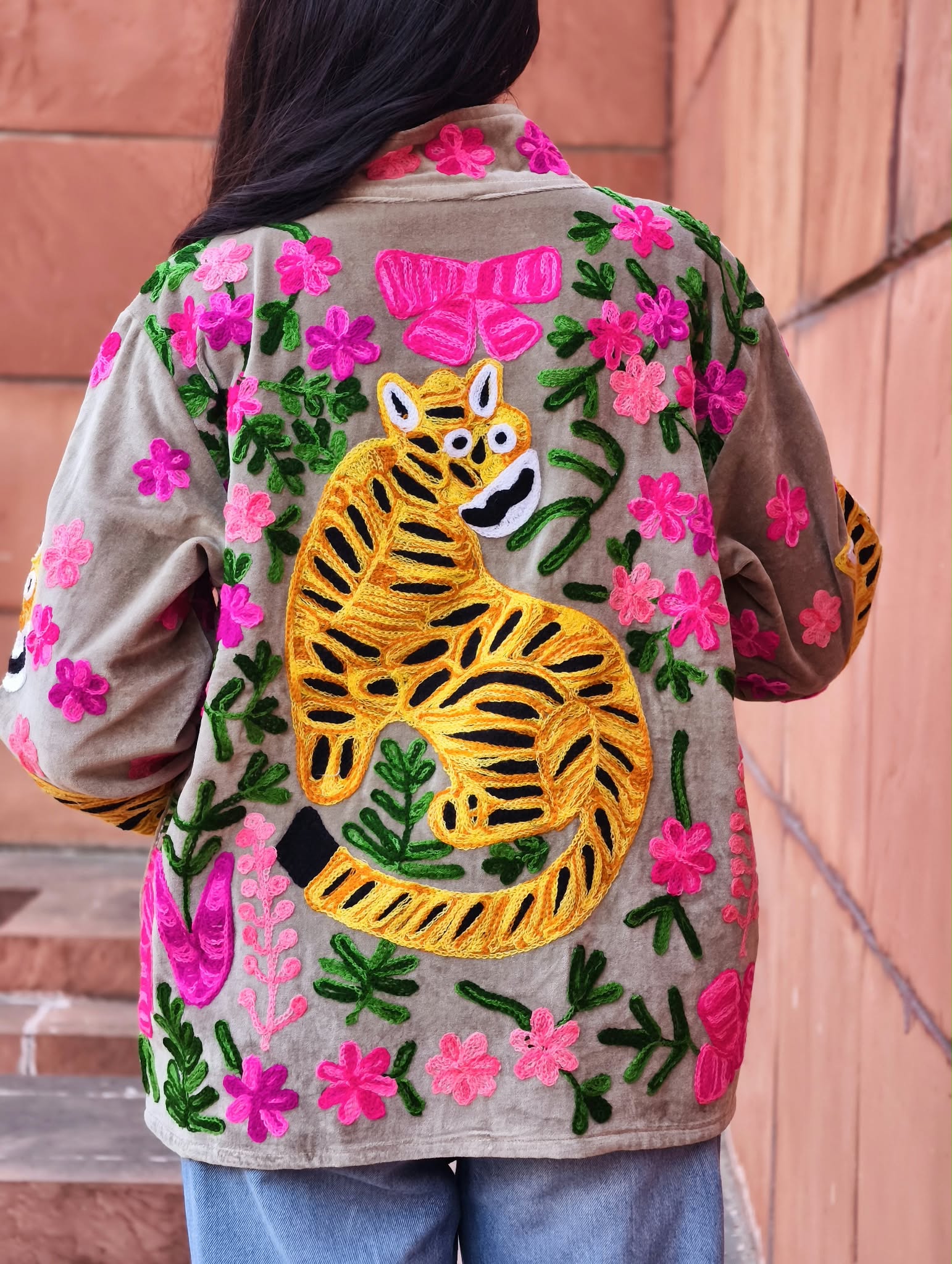 Broderad sammetsjacka med tiger och blommor i Suzani-stil