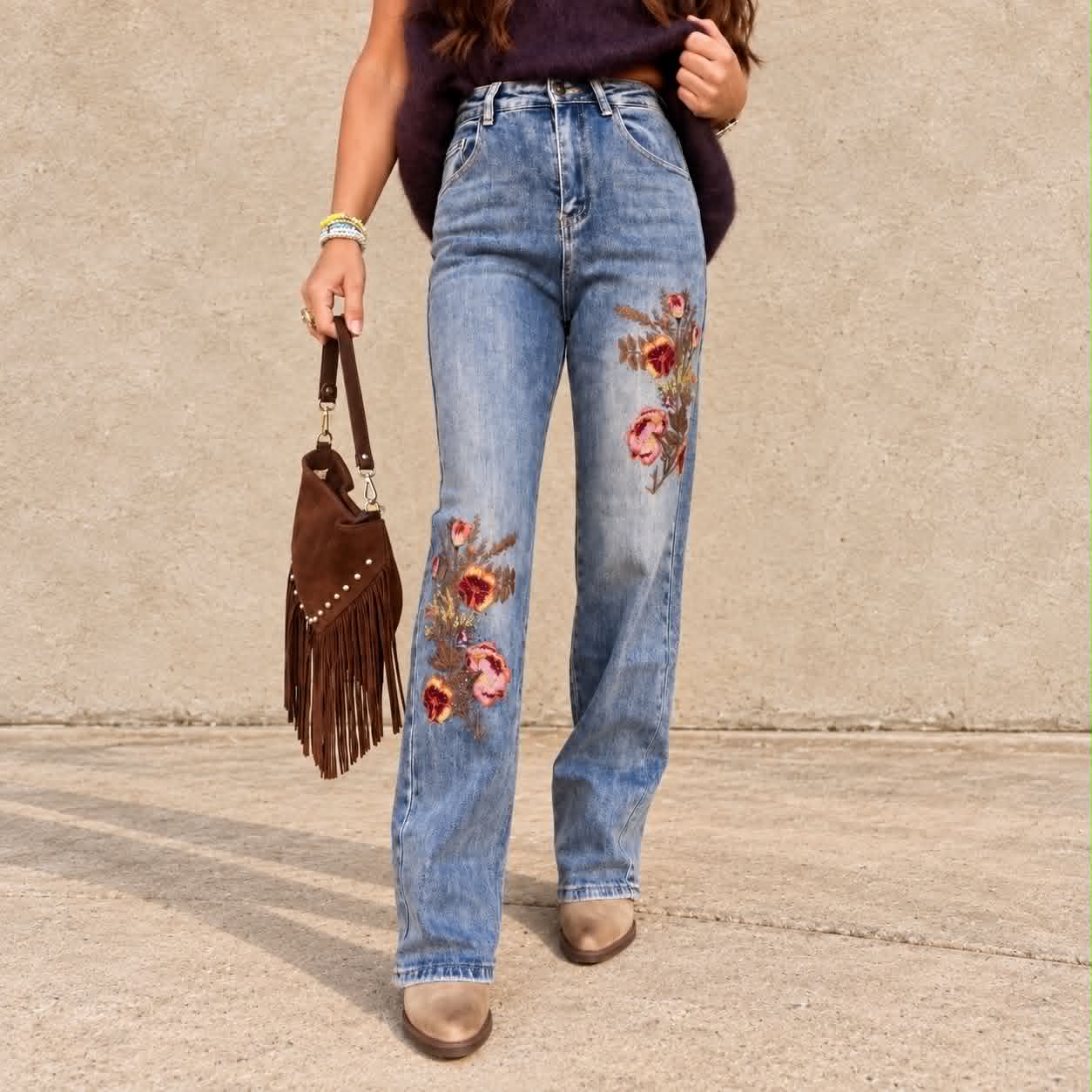 Broderade jeans med brun fransväska