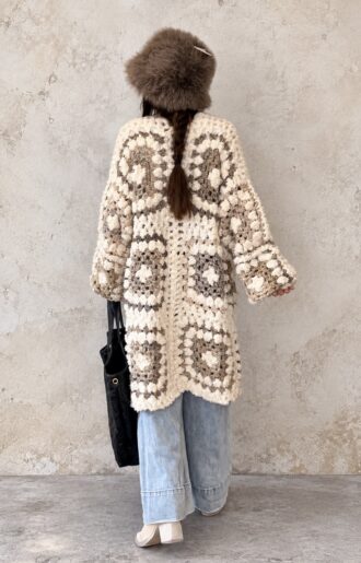 Handvirkat fluffigt och supermjukt boho luxe-plagg från Love Forever med vacker struktur och naturligt fall.