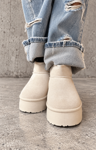 Beige uggisar i fuskmocka med matchande fuskpälsfoder och liten platåsula från Love Forever.