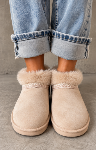 Beige uggisar i mjuk fuskmocka med lågt skaft, synlig fluffig fuskpäls upptill och nätt sula från Love Forever.