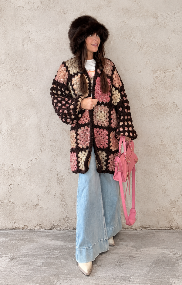 Brita handvirkad boho kofta i bruna nyanser från Love Forever, fluffig och supermjuk med lyxig bohemisk stil.